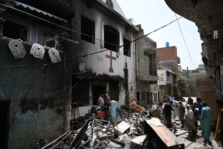 巴基斯坦教堂因亵渎指控被烧毁，100 多人被捕